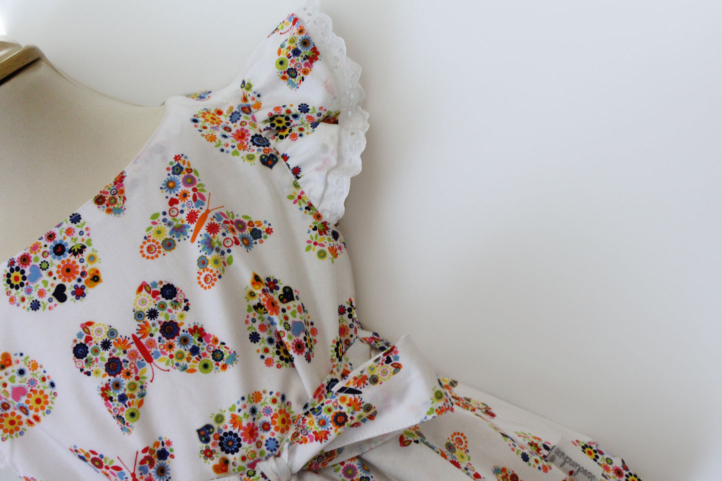 Buntes Schmetterlings-Kleidchen: Perfekt für sonnige Tage!