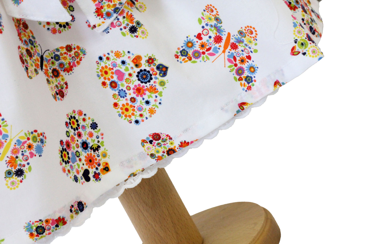 Buntes Schmetterlings-Kleidchen: Perfekt für sonnige Tage!