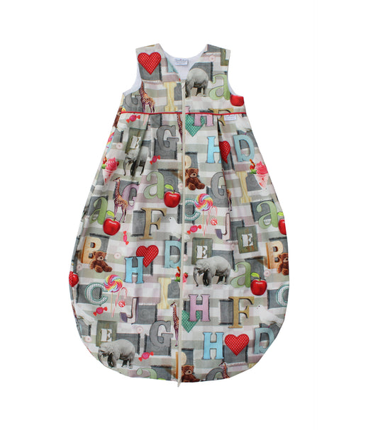 Batistschlafsack „ABC Bär“ – leichter Sommerschlafsack mit buntem Alphabet- und Tiermotiv