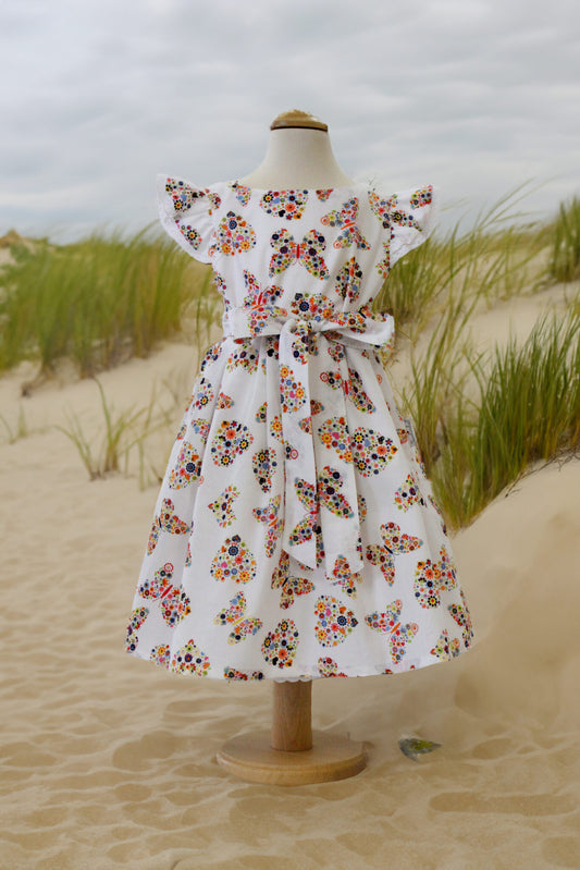 Buntes Schmetterlings-Kleidchen: Perfekt für sonnige Tage!
